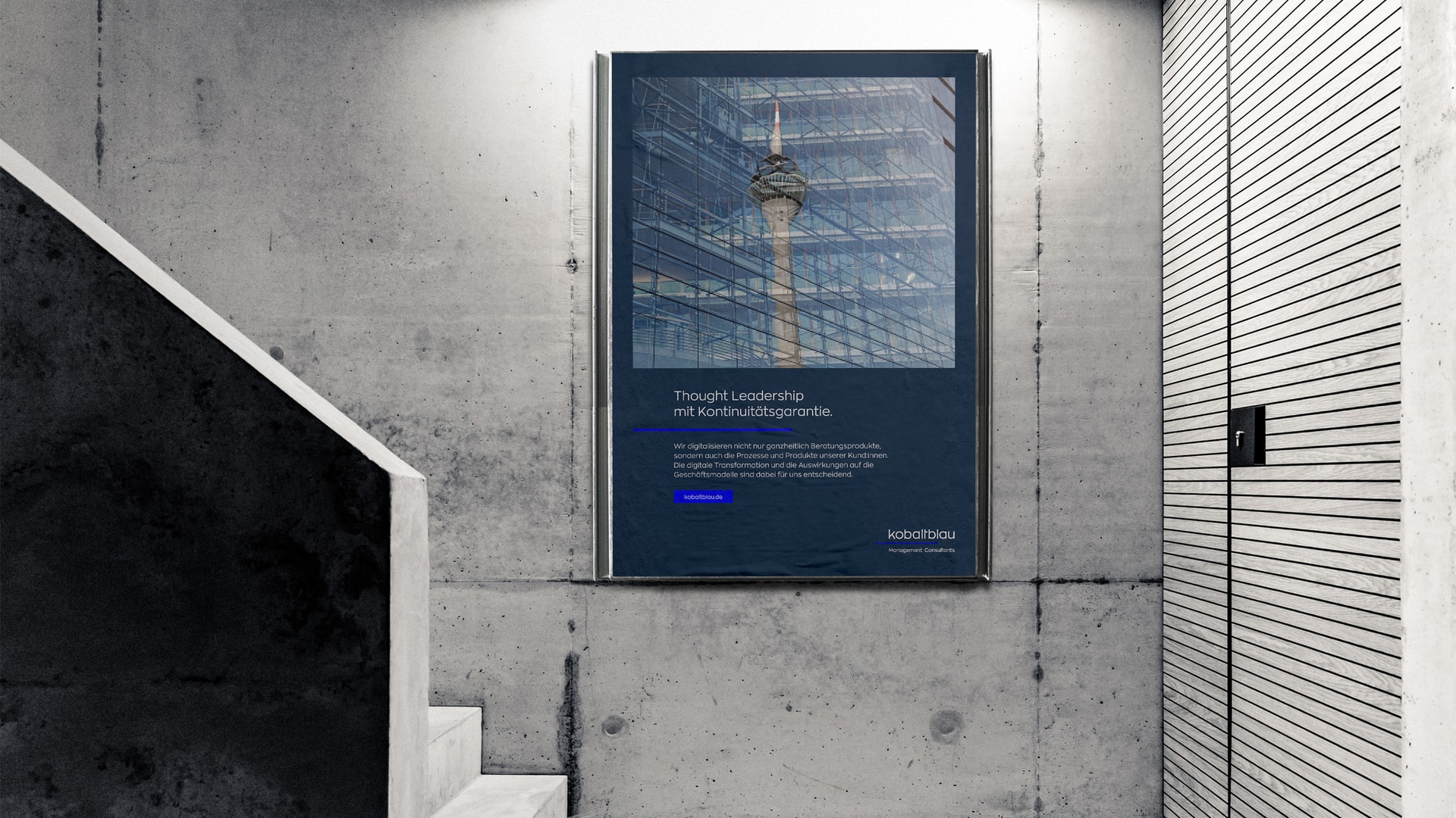 Poster-Mockup kobaltblau Brand Refresh